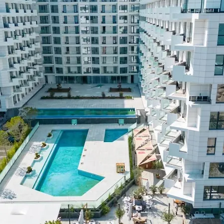 Alee Infinity Pool & * Navodari